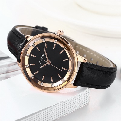 Montre pour femmes en cuir de vache avec incrusté de diamants