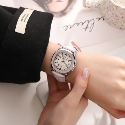 Montre pour femmes polygone cadran chiffres aiguilles cuir de vache sangle