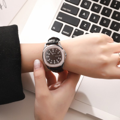 Montre pour femmes polygone cadran chiffres aiguilles cuir de vache sangle