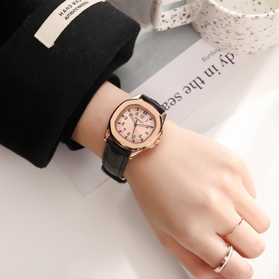 Montre pour femmes polygone cadran chiffres aiguilles cuir de vache sangle