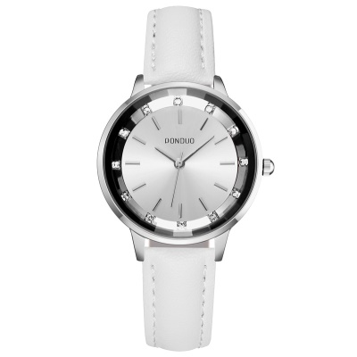 Montre pour femmes en cuir de vache avec incrusté de diamants