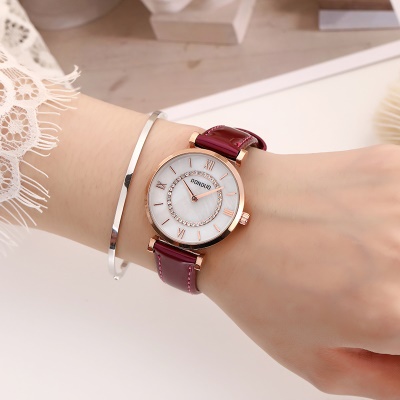 Montre pour femmes avec diamant en acier allié bracelet/bracelet en cuir avec gravure romaine