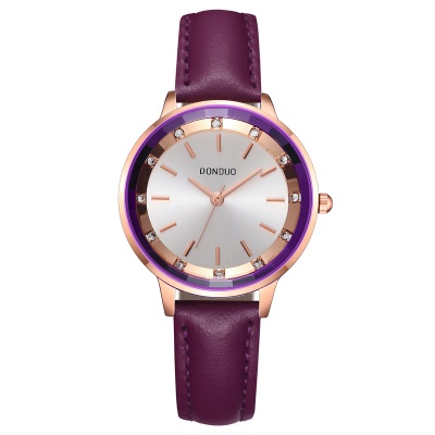 Montre pour femmes en cuir de vache avec incrusté de diamants