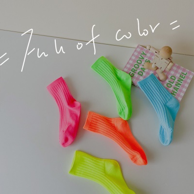 Set de quatre pièces de chaussettes pour enfants en coton rayé à double aiguille de couleur brillante