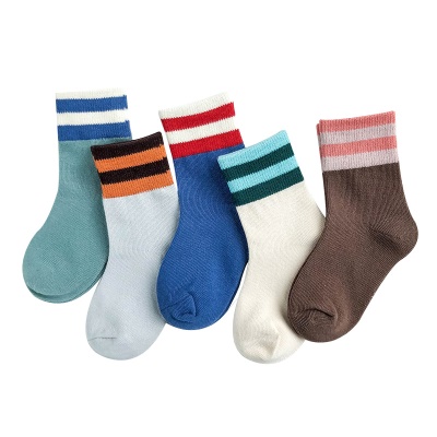 Chaussettes pour enfants à rayures brodées