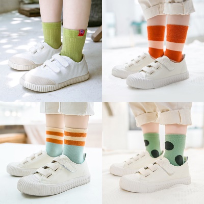 Chaussettes pour enfants à rayures brodées
