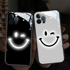 Coque lumineuse de protection de téléphone Apple en verre trempé anti choc Confortable et esthétique modèle Smiley à led. Eclairage de notification et appel