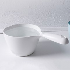 Récipient à eau en plastique  à manche