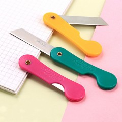 Couteau avec poignée en plastique pliable