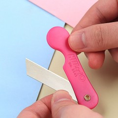 Couteau avec poignée en plastique pliable