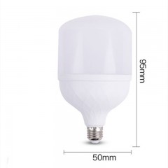 Ampoule LED à économie d'énergie domestique mise en évidence
