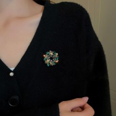 Broche en forme de fleur incrustée de diamants artificiels