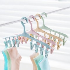 Cintre à linge avec pinces intégrées