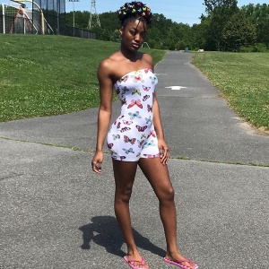 Combinaison mini pour femme sans manche et décolletée