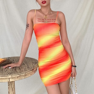 Robe courte avec brettelles à dos ouvert