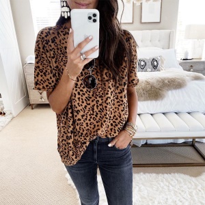 T-shirt à manches courtes avec motif leopard