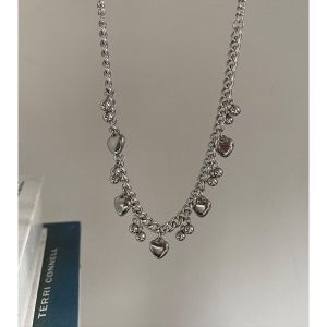 Collier en mailles et variété de pendentifs
