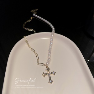 Collier et bracelet de perles pendentif crucifix