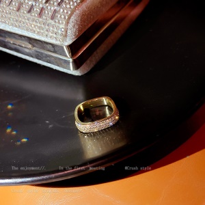 Bague carrée sertie de cristaux
