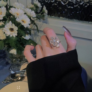 Bague carrée dore sertie cristaux