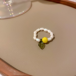 Bague de perles à motif fruité et fleuri