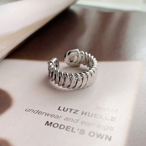 Bague pour femme en forme de chaîne géométrique