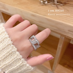 Bague  incrustée de diamants artificiels