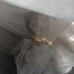 Bague incrustée de diamants artificiels