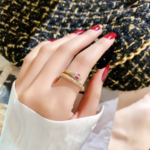 Bague sertie de diamants artificiels à motif serpent