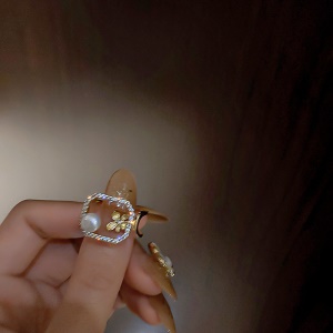 Bague ouverte en diamant avec perle géométrique plaquée or véritable