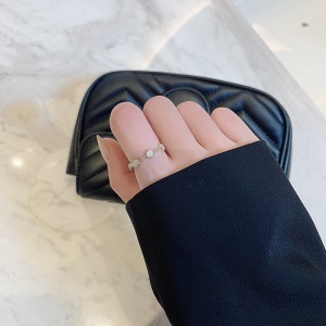 Bague simple ouverte à petit cercle