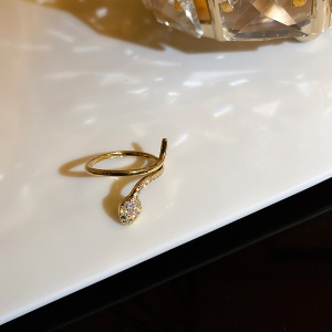 Bague ouverte en forme de petit serpent avec diamant incrusté