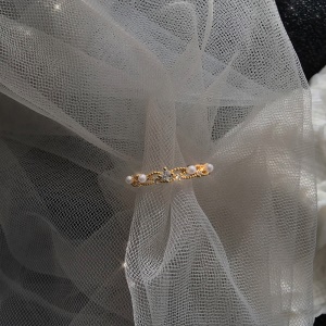 Bague incrustée de diamants artificiels