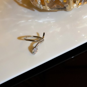 Bague ouverte en forme de petit serpent avec diamant incrusté