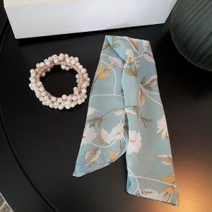 Attache cheveux incrusté de perles