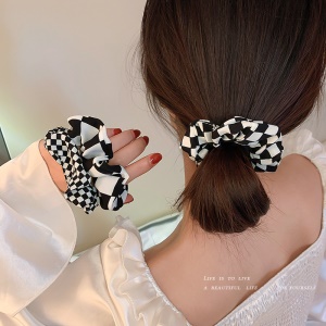 Chouchou cheveux avec motifs carrés