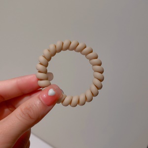 Attache cheveux en plastique givrée