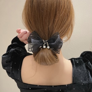 Chouchou attache cheveux avec des perles artificiels