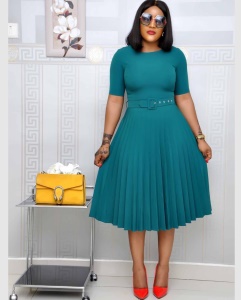 Robe bas plissé cou rond avec ceinture