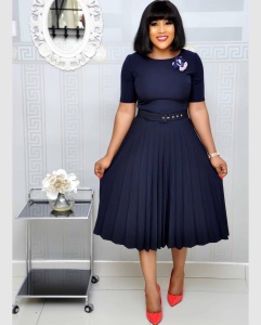 Robe bas plissé cou rond avec ceinture